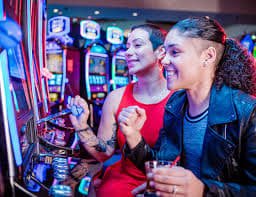 Bàn live casino trực tuyến tại betboom – baccarat và blackjack với dealer người thật